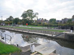 Supporting image for story: Police search for missing man after rowing boat capsizes on Thames