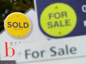 Supporting image for story: Average five-year mortgage falls below 5% for first time since May 2023
