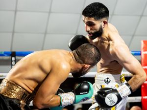 Supporting image for story: No way for Jose as Gully turns on Powar at Bescot