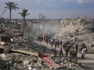 Supporting image for story: Palestinians trek across rubble to remains of homes as ceasefire takes hold