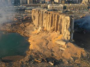 Supporting image for story: Beirut explosion: What is ammonium nitrate and why is it deadly?