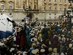 Supporting image for story: These remarkable images show the end of the First World War in colour