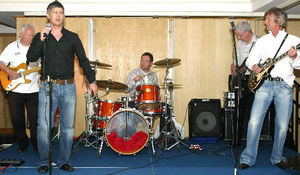 Tom Bennett singing in Fracture 