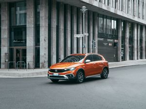 Supporting image for story: Fiat expands Tipo line-up with new Cross variant