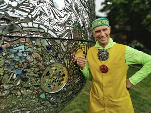 Supporting image for story: Giant sculptures to remain in Shrewsbury for an extra month