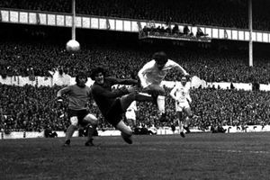 Alan Mullery of Spurs beats Wolves keeper Phil Parkes