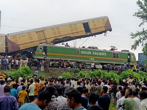 Supporting image for story: Train crash kills at least eight people in eastern India