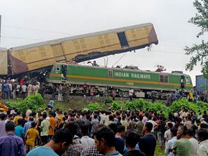 Supporting image for story: Train crash kills at least eight people in eastern India