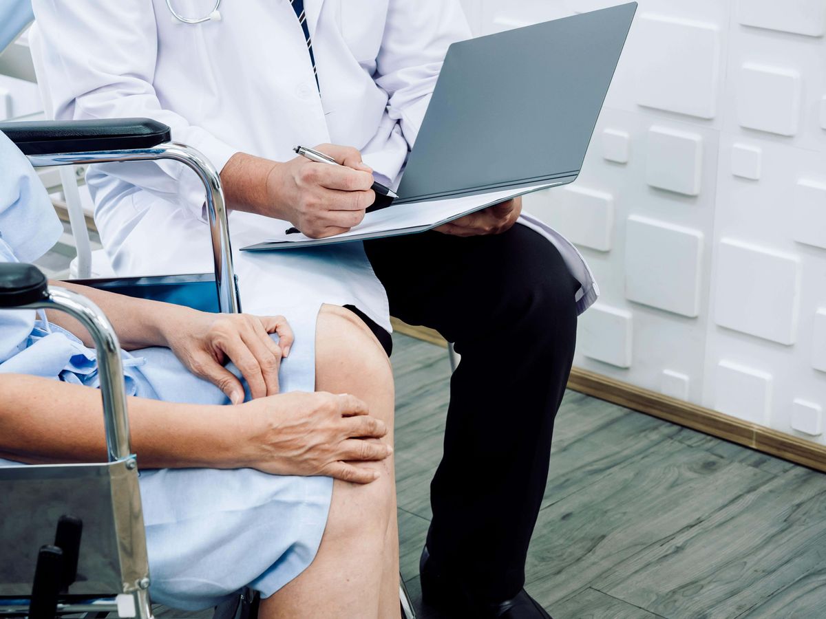 Review launched over reports of delayed response to faulty knee replacement part