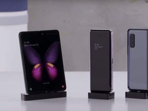 Supporting image for story: Samsung reveals more detailed glimpse of its foldable phone