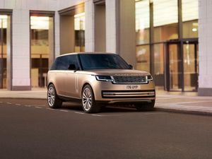 Supporting image for story: What is the new Range Rover going up against?