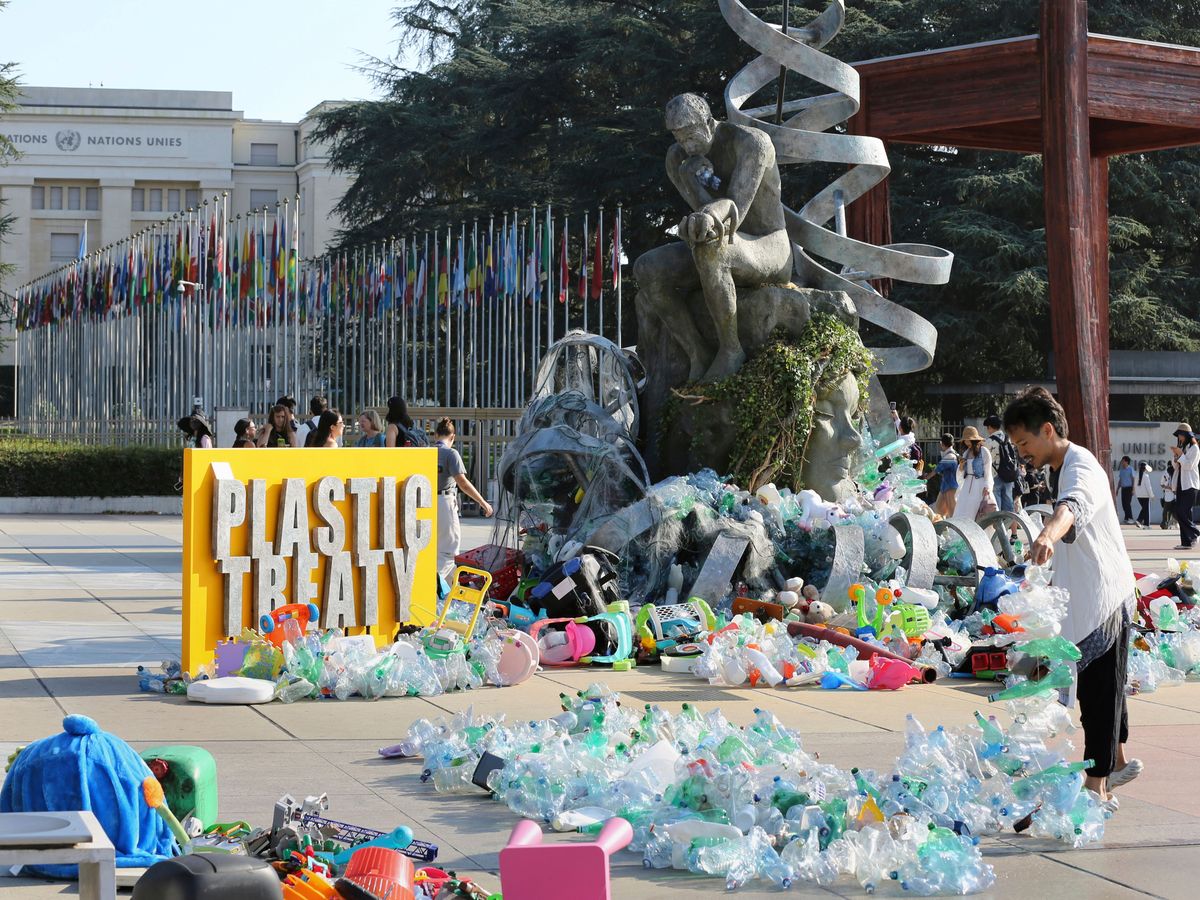 Artist covers sculpture in plastics as sign for delegates at pollution summit