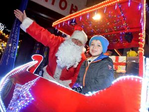 Supporting image for story: Hundreds get the festive feeling in Halesowen