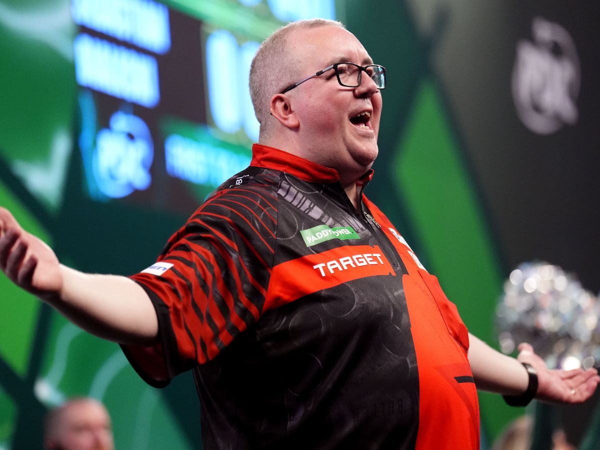 Stephen Bunting holds nerve to edge into second round of World Championship Stephen Bunting holds nerve to edge into second round of World Championship