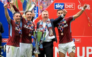 Aston Villa's John McGinn (left to right), Jack Grealish, manager Dean Smith and Anwar El Ghazi celebrate with the trophy after winning the Sky Bet Championship Play-off final at Wembley Stadium