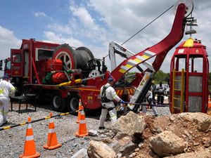 Supporting image for story: Mining ringleader escaped during S Africa disaster ‘with help from officers’