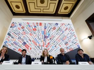 Supporting image for story: Meloni offers solidarity with top journalist after blast hits car