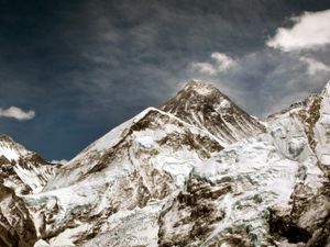 Supporting image for story: River is pushing up Mount Everest’s peak, study suggests