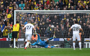 Troy Deeney of Watford scores a goal to make it 2-2 past John Ruddy of Wolverhampton Wanderers. (AMA)