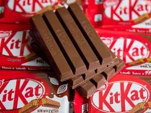 Supporting image for story: Man who went viral for eating a Kit Kat wrong proposes with 3D printed bar