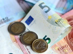 Supporting image for story: European Central Bank moves to stimulate economy amid trade tensions