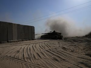 Supporting image for story: Emergency crews recover bodies in Gaza City as negotiations continue in Egypt