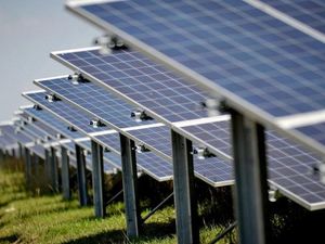 Supporting image for story: UK breaks solar power record AGAIN, thanks to sunny weather