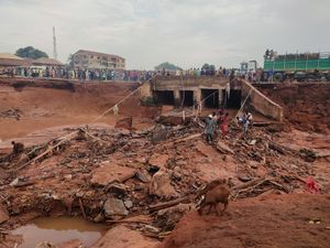 Supporting image for story: Death toll rises to 151 after flooding in Nigerian town