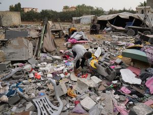 Supporting image for story: Deadly Israeli strike hits Gaza apartment building