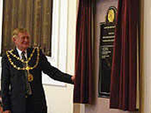 Supporting image for story: VC heroes honoured with home town plaque