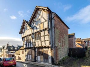 Supporting image for story: Beautifully renovated 16th century home with modern fittings and period features for sale