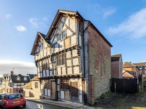 Supporting image for story: Beautifully renovated 16th century home with modern fittings and period features for sale