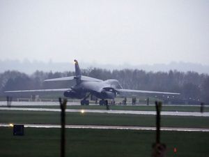 Supporting image for story: US bomber that can carry 24 cruise missiles and hit 900mph lands in UK