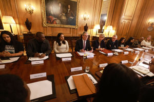 Idris Elba with Sir Keir Starmer and the family of Ronan Kanda at 10 Downing Street