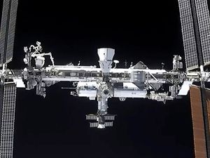 Supporting image for story: Space junk risk delays ISS maintenance mission