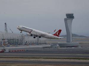 Supporting image for story: Air passengers who unbuckle seatbelts before plane stops face fines in Turkey
