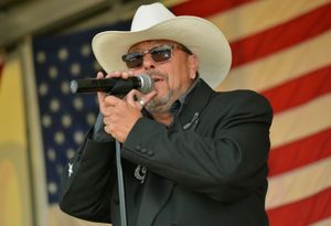 Warren Dewitt performing