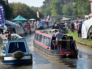 Supporting image for story: Black Country Boat Festival triumphs in the heat with 12,000 visitors enjoying the sun