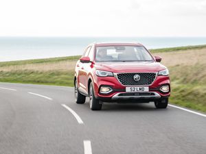 Supporting image for story: First drive: The MG HS PHEV brings electrification to this family SUV