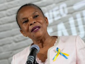 Supporting image for story: Feminist icon of French left drops out of presidential race