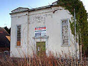 Supporting image for story: Crumbling court building goes on market