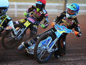 Supporting image for story: Wolverhampton Wolves edge to victory in thrilling opener