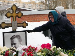 Supporting image for story: Mourners in Moscow mark two-year anniversary of Alexei Navalny’s death