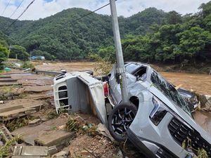 Supporting image for story: Seventeen dead and 11 missing after torrential rain in South Korea