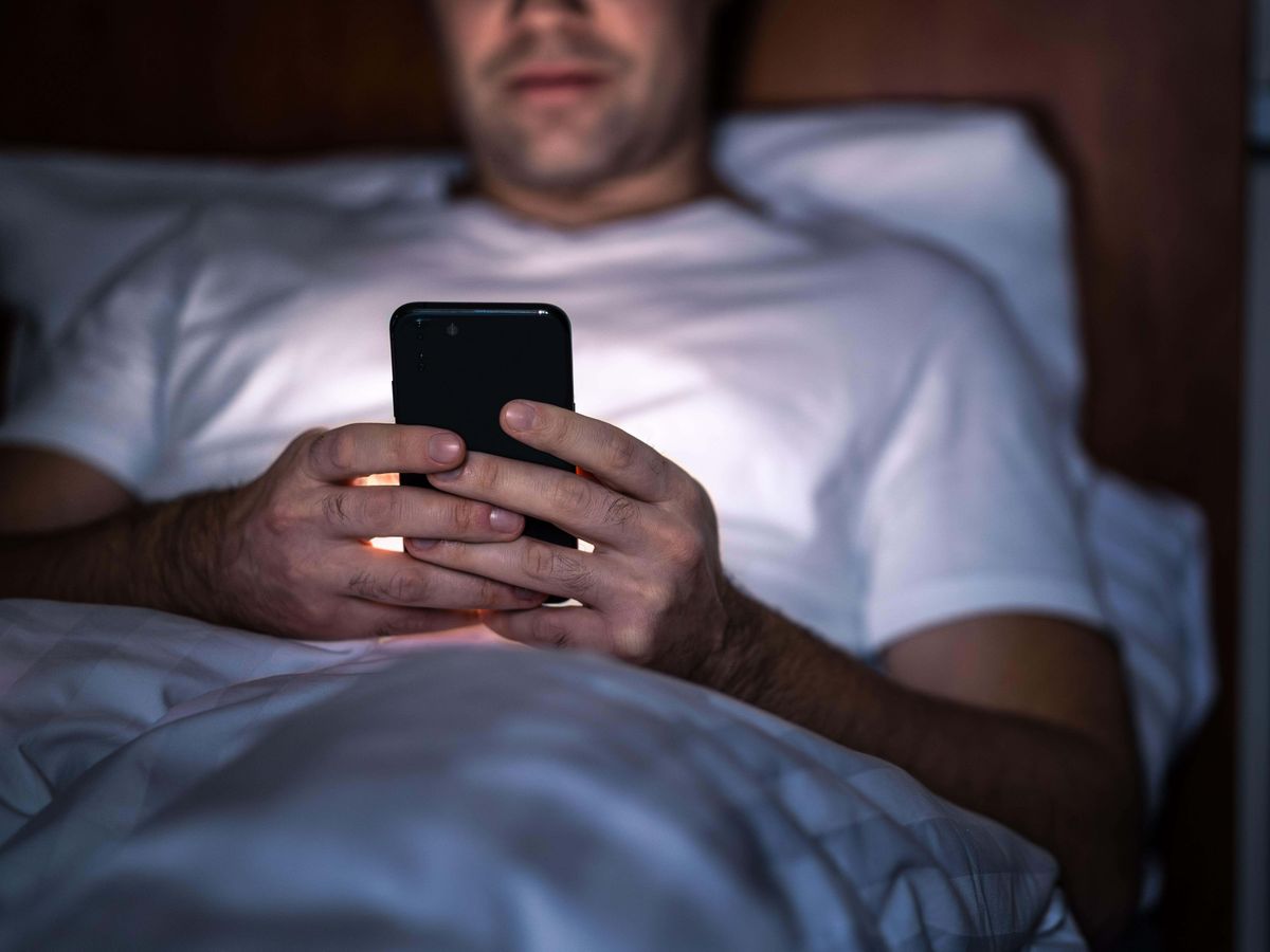 Posting on social media overnight linked to poor mental wellbeing &ndash; study