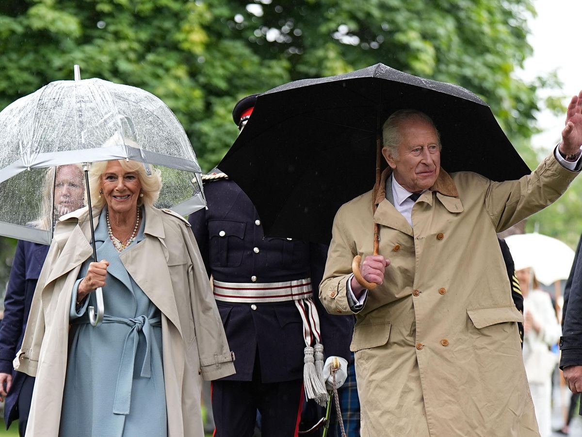 King and Queen brave summer downpour to honour Kirkcaldy’s war dead