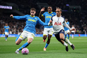 Xavi Simons of Tottenham Hotspur is challenged by Santiago Bueno of Wolverhampton Wanderers (Photo by Justin Setterfield/Getty Images)