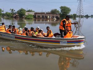 Supporting image for story: Rescuers in Pakistan scramble to save residents as rivers reach dangerous levels