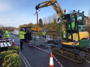 Supporting image for story: Flood barriers put up in Bewdley ahead of heavy rain predicted across West Midlands