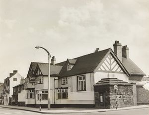 'The curious stone structure alongside the White Lion was one of the town's lock-ups. It dates from the early 18th century.' - pictured in May 1964.